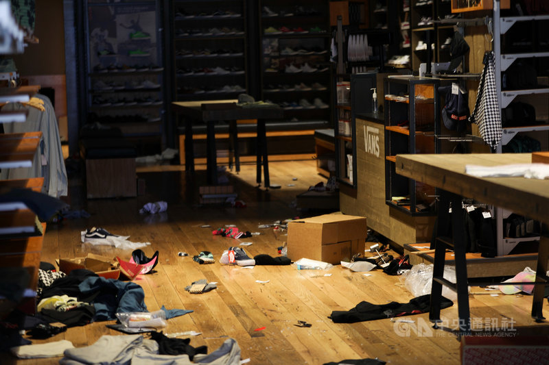 美國街頭服飾品牌Vans位於華府喬治城的店面遭抗議民眾洗劫,商品雜亂散落在地面。中央社記者徐薇婷華盛頓攝 109年6月2日