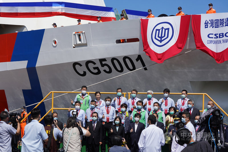 海巡署首艘4000噸級巡防艦「嘉義艦」2日在台船公司高雄廠舉行下水典禮,總統蔡英文(前中)、國安會祕書長顧立雄(前中左)、行政院副院長陳其邁(前中右)等人在典禮後合影。中央社記者徐肇昌攝 109年6月2日