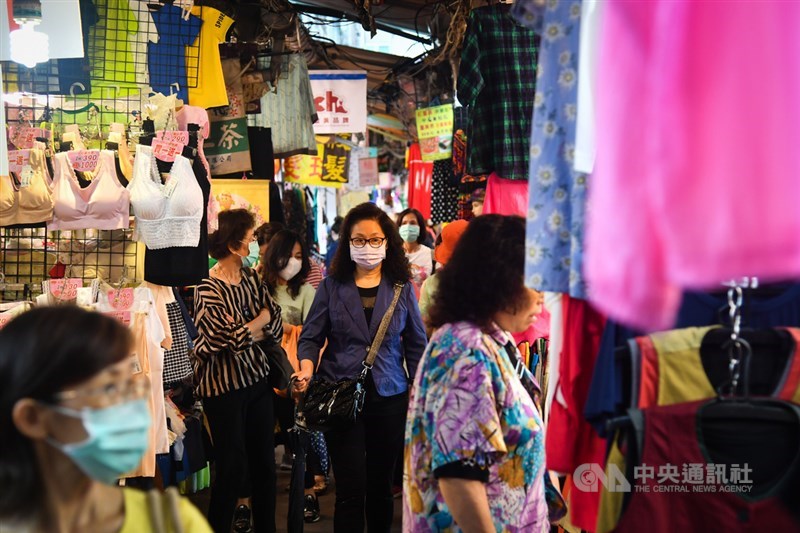 行政院長蘇貞昌2日正式宣布推出「振興三倍券」刺激經濟,使用時間將自7月15日起至12月31日,傳統市場也可適用。中央社記者林俊耀攝 109年6月2日