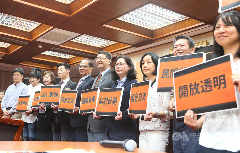 無黨籍立委林昶佐(前左4)2日在立法院舉行「開放國會行動方案正式啟動」記者會,說明對於推動開放國會的方向,立法院長游錫堃(前左5)、秘書長林志嘉(前左6)、國民黨立法院黨團總召林為洲(右2)、台灣民眾黨立法院黨團總召賴香伶(右4)與時代力量立委王婉諭(右3)等人與會。中央社記者謝佳璋攝 109年6月2日