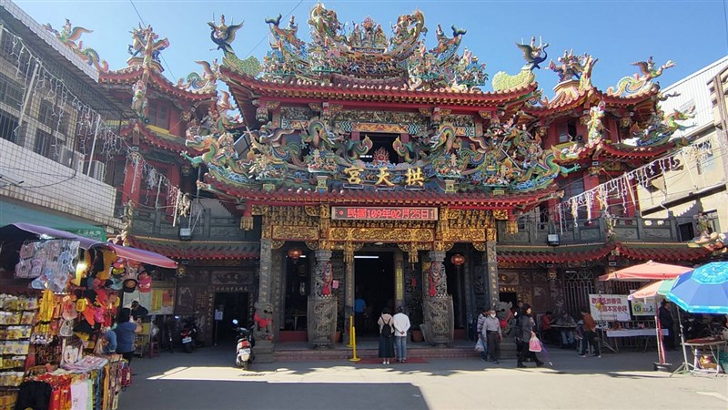 武漢肺炎疫情趨緩,苗栗縣通霄鎮白沙屯拱天宮宣布,恢復信眾自由參拜及假日平安餐,進香活動目前仍禁止。(中央社檔案照片)