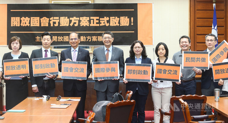無黨籍立委林昶佐(左2)2日在立法院舉行「開放國會行動方案正式啟動」記者會,立法院長游錫堃(左3)、秘書長林志嘉(左4)、民進黨立法院黨團幹事長鄭運鵬(右1)、國民黨立法院黨團總召林為洲(右2)、台灣民眾黨立法院黨團總召賴香伶(右4)與時代力量立委王婉諭(右3)出席。中央社記者謝佳璋攝 109年6月2日