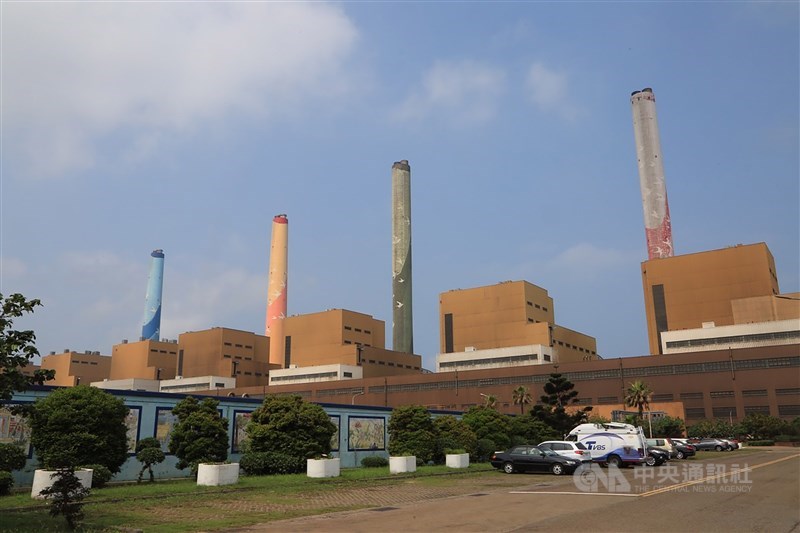 台中電廠2號機於24日晚間點火測試,遭台中市政府開罰,台電將進行行政救濟,並研議是否申請國賠。(中央社檔案照片)