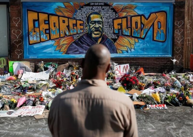 美國司法部針對白人警察殺害非裔男子佛洛伊德案進行兩年調查，16日發布報告。圖為當時案發後民眾在牆面畫上佛洛伊德畫像紀念。（路透社）