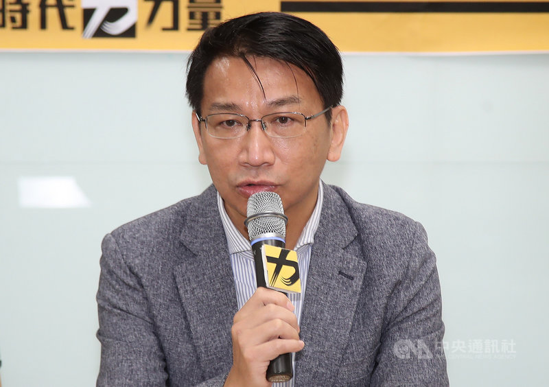 高雄市長韓國瑜罷免案6月6日投票,時代力量3日在中央黨部公布宣傳影片,呼籲民眾出來投票。黨主席徐永明(圖)表示,這次的罷免案是一場自主公民運動,時力的地方議員與主委都很拚,而黨中央的立場則是要盡量讓高雄人民的聲音呈現出來,這也是台灣民主關鍵的一步。中央社記者張新偉攝 109年6月3日