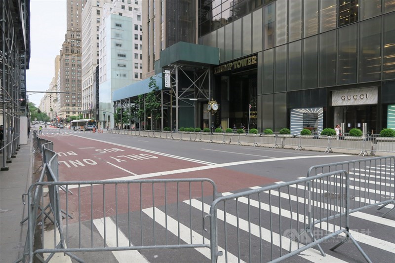為防範示威者集會,紐約曼哈頓第五大道的川普大廈前方道路封鎖,車輛被迫改道。中央社記者尹俊傑紐約攝 109年6月3日