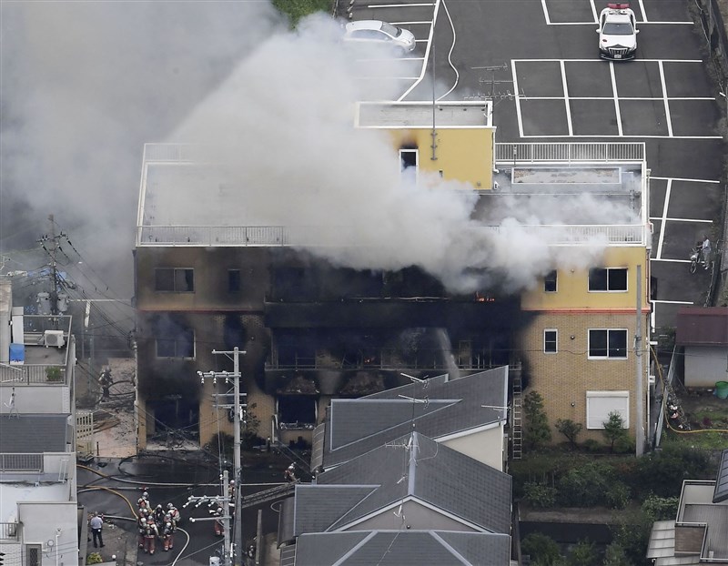日本「京阿尼」工作室縱火殺人事件即將屆滿一年，此時又傳出有日本男子涉嫌殺害動畫「動物朋友」監督。圖為京阿尼工作室2019年7月遭縱火。（共同社提供）