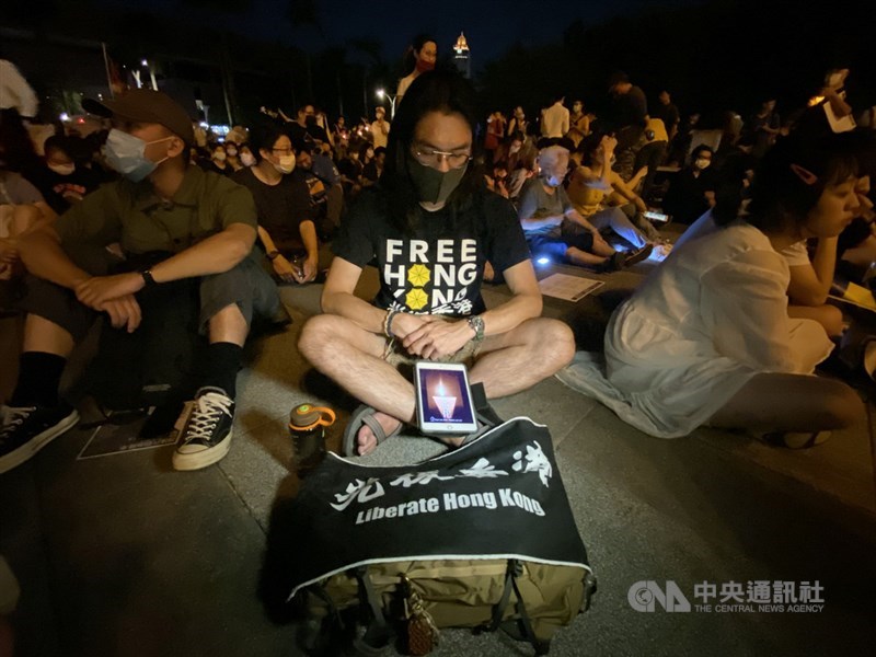 猶在台港人以沒有主辦單位形式發起的「無大台」紀念「六四」活動,4日晚間在台北自由廣場舉行,現場一度達2000人參與。圖為參與民眾穿著支持香港的上衣參加「六四」紀念活動。中央社記者賴言曦攝 109年6月4日