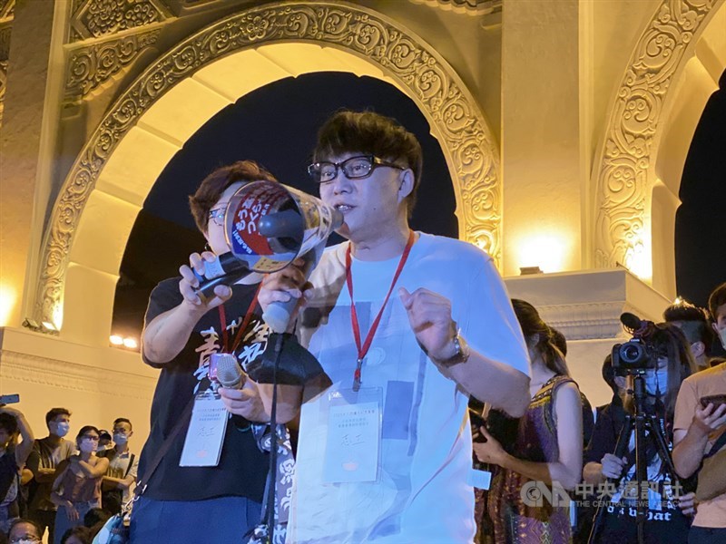 來自香港的知名填詞人林夕4日晚間現身台北自由廣場的「六四」紀念活動。中央社記者賴言曦攝 109年6月4日