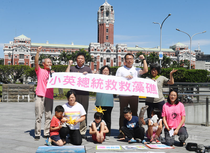 搶救大潭藻礁行動聯盟召集人潘忠政（後左）、政大地政學系教授徐世榮（後左2）等環團人士，4日在台北白色恐怖政治受難者紀念碑前舉行記者會，向總統蔡英文喊話，請蔡總統堅持理想、履行承諾，一起救藻礁。中央社記者施宗暉攝  109年6月4日