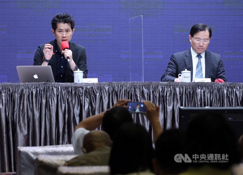 行政院發言人丁怡銘(左)4日上午在行政院會後記者會表示,這次武漢肺炎疫情,大家一般認為在威權體制下比較容易成功防疫,但台灣用公開透明、資訊透明的方式,在民間參與情況下,讓防疫做到最好。中央社記者鄭傑文攝 109年6月4日