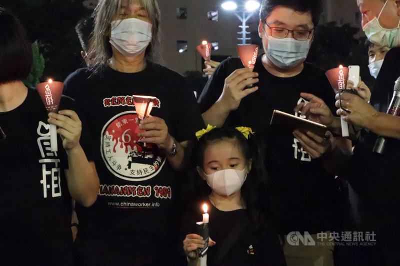 香港市民支援愛國民主運動聯合會4日晚間不理會警方反對,照往年作法在港島維多利亞公園舉行「六四」燭光晚會。圖為與會者手持蠟燭悼念六四遇難者。中央社記者張謙香港攝 109年6月4日