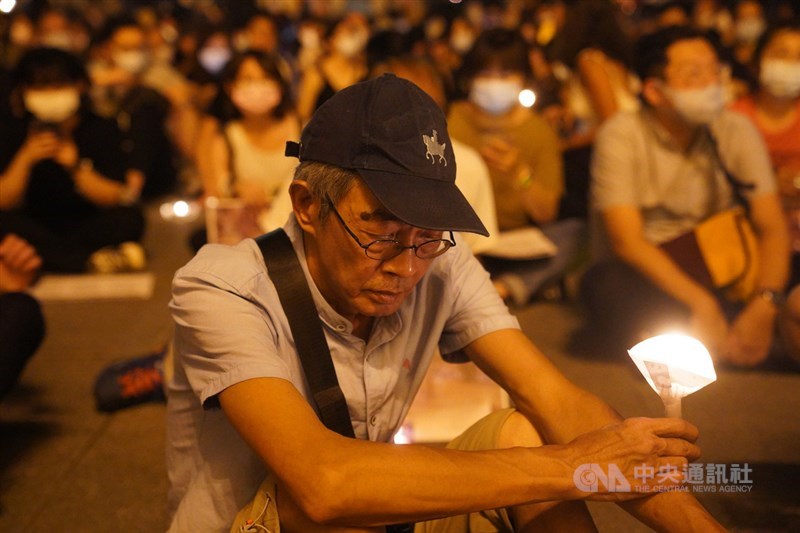 六四31週年,「遍地燭光悼六四」活動4日晚間在台北自由廣場登場,銅鑼灣書店創辦人林榮基(前)到場舉蠟燭聲援。中央社記者徐肇昌攝 109年6月4日