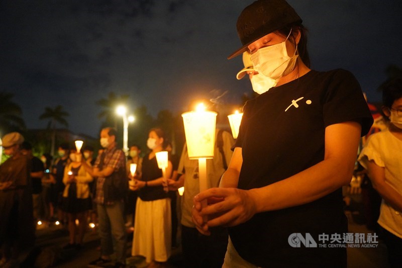六四31週年,「遍地燭光悼六四」活動4日晚間在自由廣場前舉辦,民眾在活動開始時默哀致意。中央社記者徐肇昌攝 109年6月4日