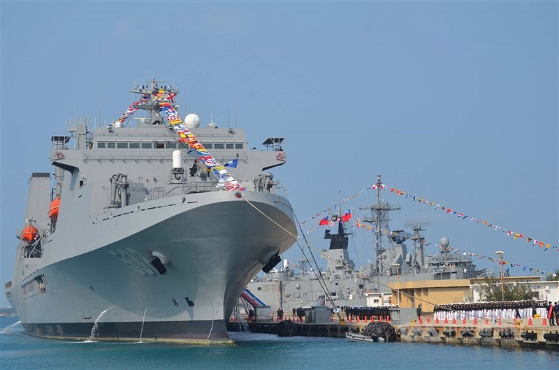 海軍敦睦艦隊發生武漢肺炎群聚感染,國防部展開染疫調查,預計下週公布調查報告及懲處。圖為敦睦艦隊磐石艦。(中央社檔案照片)