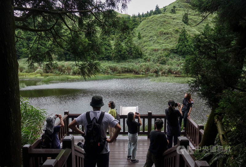 獲選為全球首座「都會寧靜公園」的陽明山國家公園,6月起將夢幻湖步道列為陽明山內第一條「寂靜山徑」,台灣聲景協會也以夢幻湖做為保護自然聲景的示範據點,讓聲景聆聽成為未來學生的戶外學習項目。中央社記者裴禛攝 109年6月5日