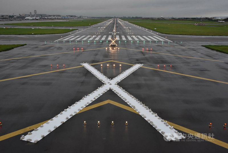 武漢肺炎疫情影響國境旅客與國際航空疏運量,桃園國際機場公司趁機投入超過新台幣11億元建設經費,進行跑道刨鋪、服務櫃台更新、升級航廈設施等,希望迎接疫情後新的10年。(桃園機場公司提供)中央社記者邱俊欽桃園傳真 109年6月5日
