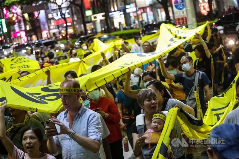 台灣自治史上頭一遭,高雄市6日要進行罷免市長韓國瑜投票,5日晚間民眾在美麗島捷運站周邊集結參加遊行,晚間8時許出發。中央社記者吳家昇攝 109年6月5日