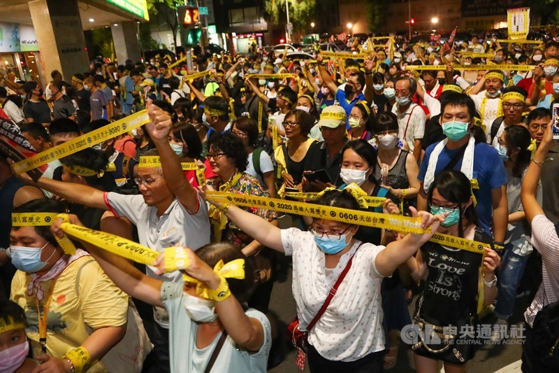 高雄市長韓國瑜罷免案6日即將投票,罷韓團體5日晚間在高雄捷運美麗島站外發起最後一場遊行活動催票,現場聚集大批人潮,高舉黃絲帶表達「堅定罷韓」立場。中央社記者王騰毅攝 109年6月5日
