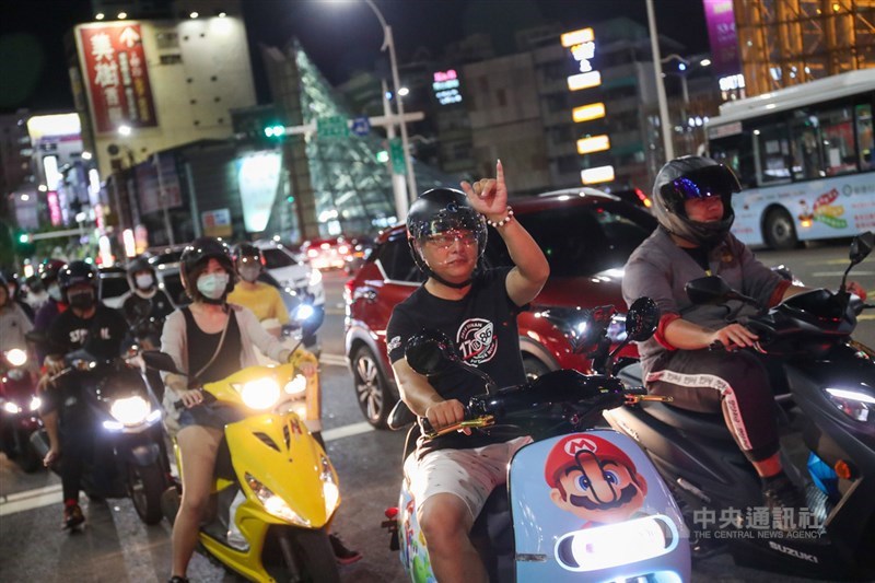 台灣自治史上首次直轄市長罷免案6日將投票,高雄罷韓團體5日晚間在高雄捷運美麗島站周邊發起最後一場催票遊行,吸引民眾參與,有路過騎士也以手勢響應。中央社記者吳家昇攝 109年6月5日