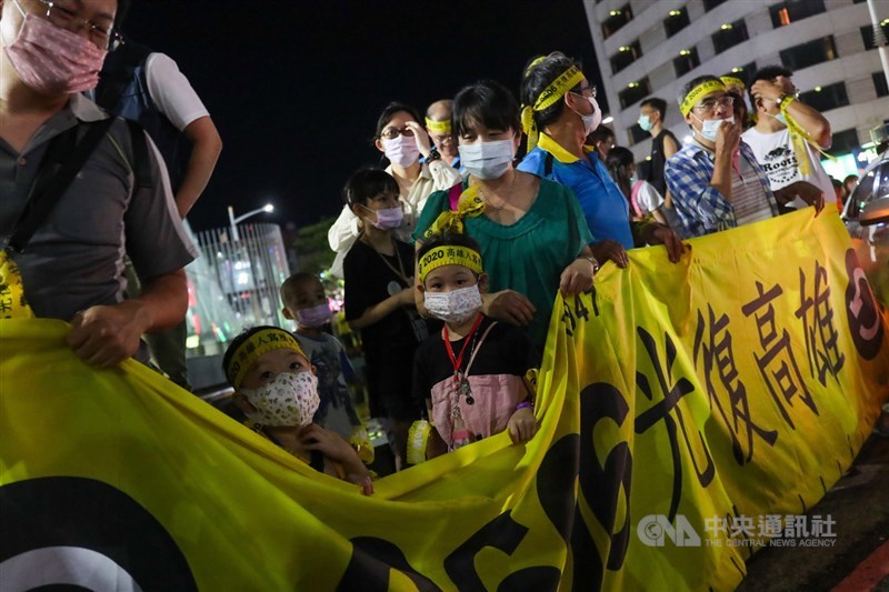 高雄市長韓國瑜罷免案6日將投票,罷韓團體5日晚間把握最後機會全力催票,有民眾攜家帶眷到高雄捷運美麗島站外參加遊行,宣示罷韓決心。中央社記者吳家昇攝 109年6月5日