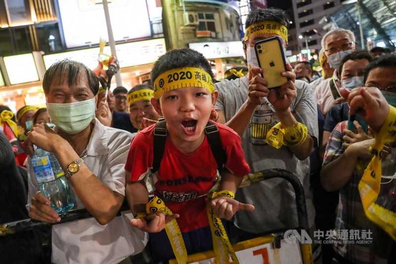 高雄市長韓國瑜罷免案6日投票在即,罷韓團體5日晚間在高雄捷運美麗島站外號召民眾遊行,為罷韓催票,不少大朋友也帶著小朋友到場參加。中央社記者吳家昇攝 109年6月5日