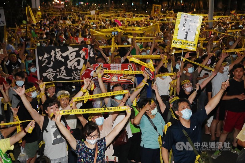 台灣自治史上首次的直轄市長罷免案6日將投票,大批高雄市民在5日晚間走上街頭,高舉黃絲帶及標語等,以行動展現「堅定罷韓」的立場。中央社記者王騰毅攝 109年6月5日