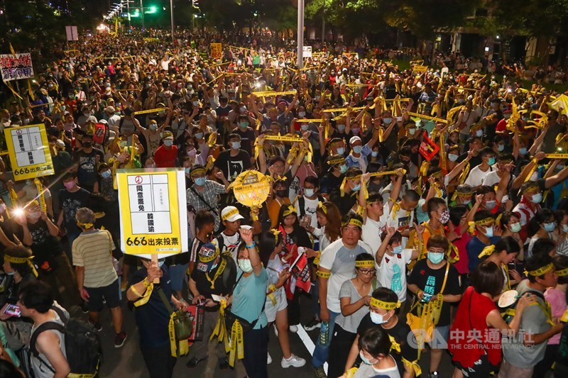 為高雄市長韓國瑜罷免案衝刺催票,大批高雄市民5日晚間走上街頭,高舉黃絲帶及標語,以行動展現「堅定罷韓」立場,現場口號聲此起彼落,氣氛熱烈。中央社記者王騰毅攝 109年6月5日