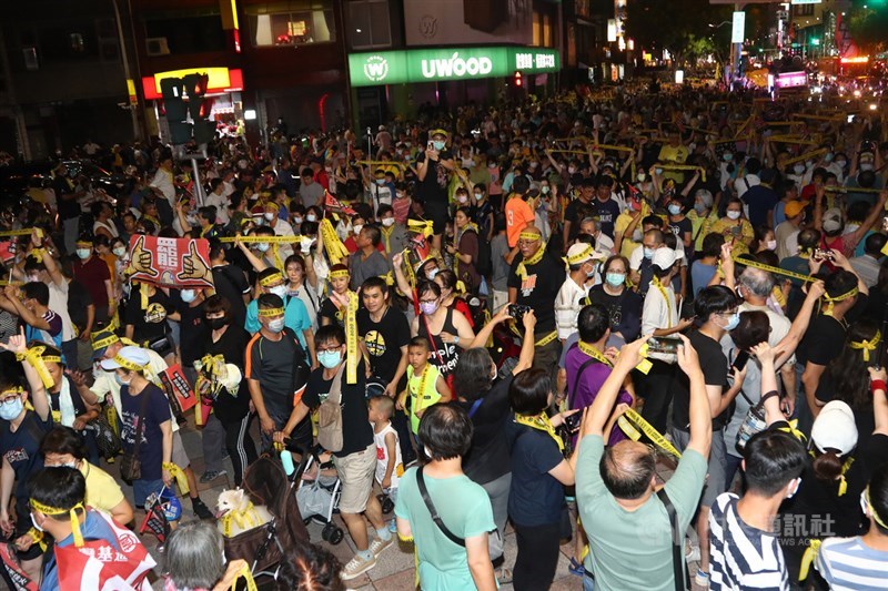 為罷免高雄市長韓國瑜催票,罷韓團體5日晚間把握時間,在6日投票登場前舉行最後一場大遊行造勢,呼籲民眾用選票決定高雄的未來,吸引滿滿人潮參與。中央社記者王騰毅攝 109年6月5日