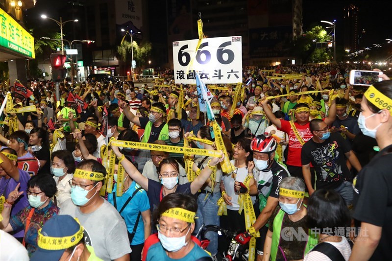 罷韓團體5日把握最後催票機會,晚間號召民眾上街頭遊行展現罷韓決心,與會民眾除高舉黃絲帶外,也有人自製標語道具,沿途高舉表立場。中央社記者王騰毅攝 109年6月5日