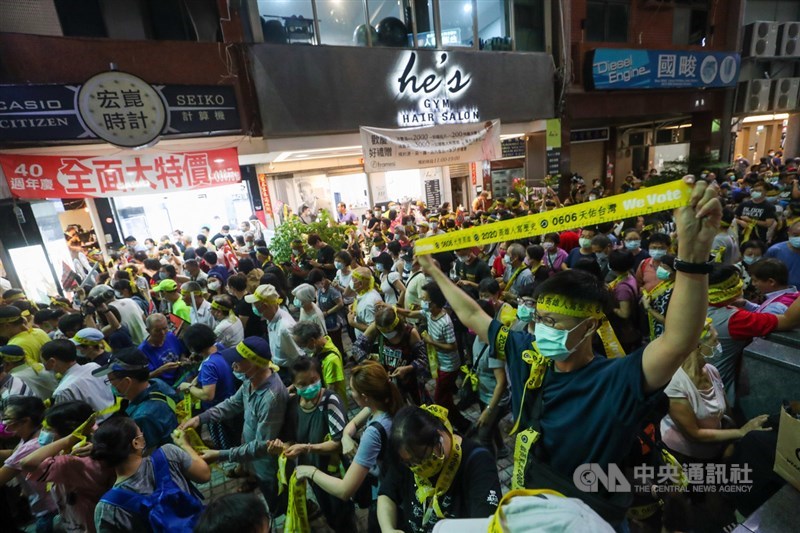 台灣自治史上頭一遭,高雄市6日將進行市長韓國瑜罷免案投票,5日晚間罷韓團體發起遊行衝刺催票,吸引民眾在高雄捷運美麗島站周邊集結,大量人潮將周邊道路擠滿。中央社記者吳家昇攝 109年6月5日