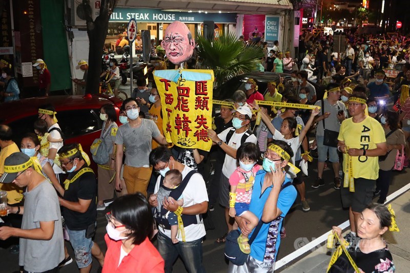 大批民眾5日晚間從高雄捷運美麗島站集結展開大遊行,為6日將登場的高雄市長韓國瑜罷免案投票衝刺催票,有民眾更自製道具,號召踴躍投票罷韓。中央社記者王騰毅攝 109年6月5日