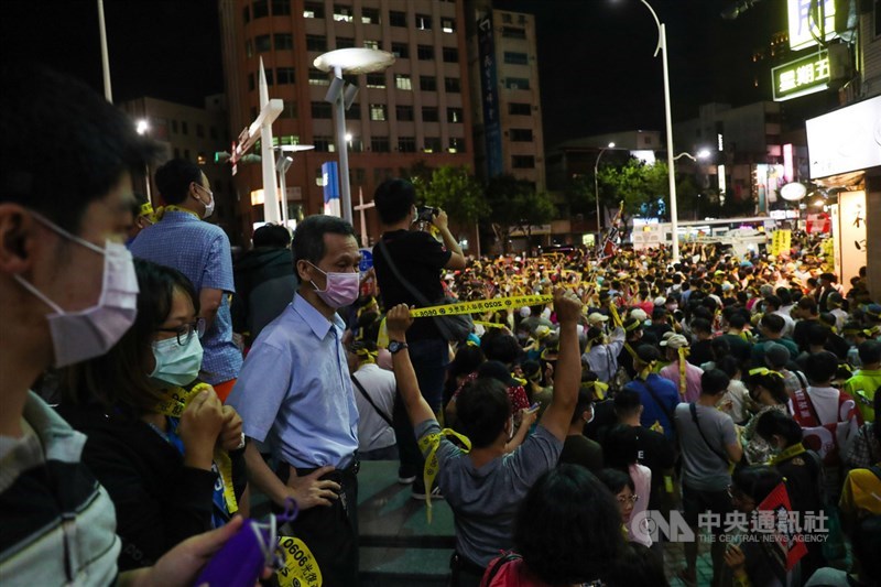 高雄市長韓國瑜罷免案6日即將投票,5日晚間罷韓團體號召發起最後一場遊行造勢活動催票,晚間8時不到,高雄捷運美麗島站周邊已有大批民眾集結。中央社記者吳家昇攝 109年6月5日