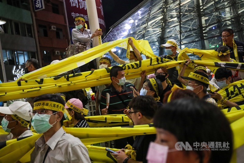高雄市長韓國瑜罷免案6日將進行投、開票作業,罷韓團體把握5日最後催票機會,晚間在高雄捷運美麗島站外號召集結遊行,大批民眾帶著黃絲帶響應。中央社記者吳家昇攝 109年6月5日