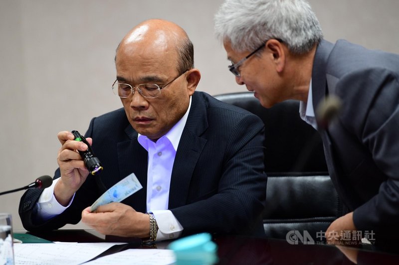 行政院長蘇貞昌(左)5日視察中央印製廠,透過「看一看」、「摸一摸」、「轉一轉」3原則了解如何分辨三倍券真偽。(行政院提供)中央社記者王承中傳真 109年6月5日