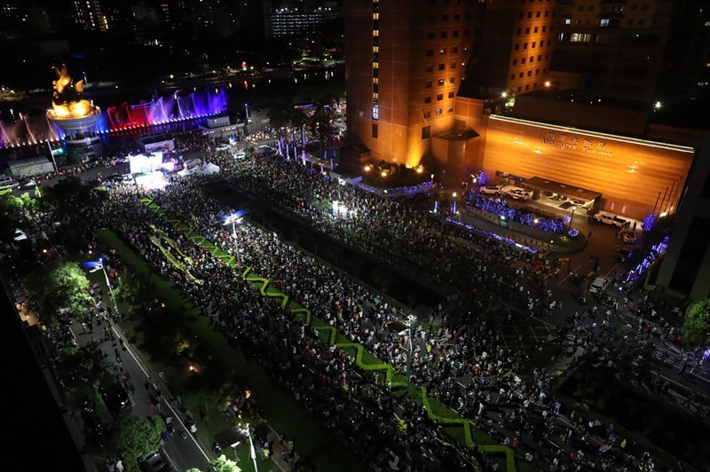 高雄市長韓國瑜罷免案,也是台灣自治史上首次直轄市長罷免案6日即將投票,公民團體「Wecare高雄」5日晚間發起最後一次催票大遊行,帶領眾人宣示「6月6日、非韓不投」決心。(Wecare高雄提供)中央社 109年6月5日