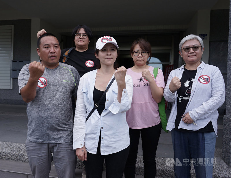 卜蜂花蓮建置養雞場計畫引發當地民眾反彈,5日宣布相關作業即起暫停,反卜蜂鳳林自救會長張家蕙(前左2)指出,居民訴求為縣府撤照、卜蜂撤資,不接受暫停。中央社記者張祈攝 109年6月5日