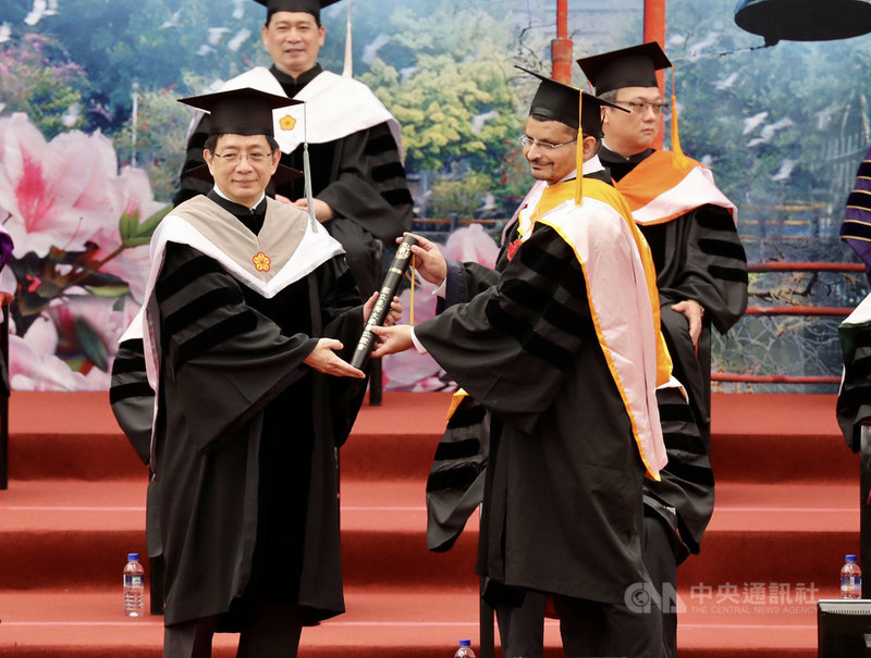 台灣大學6日舉行畢業典禮,校長管中閔(前左)頒發畢業證書給畢業生,向畢業學生表達誠摯的祝福。中央社記者張皓安攝 109年6月6日
