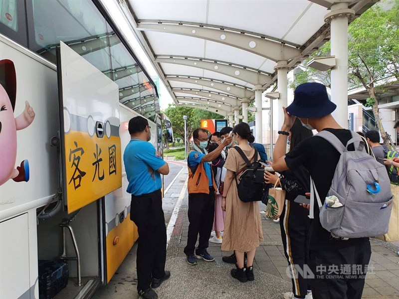高雄市長韓國瑜罷免案投票6日登場,上午8時許墾丁快線就有不少完成罷韓投票的搭車民眾。中央社記者郭芷瑄攝 109年6月6日