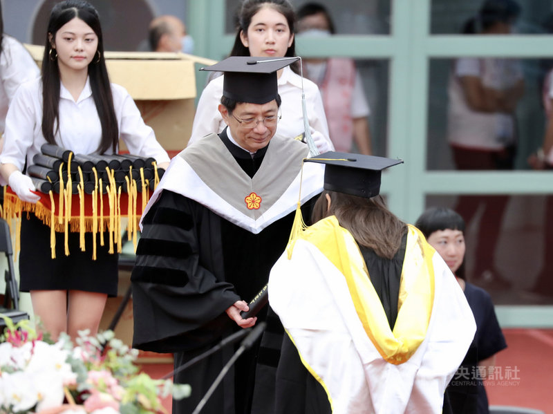 台灣大學6日舉行畢業典禮,校長管中閔(中)為畢業生頒發畢業證書,勉勵畢業生「常保熱情關懷,培養文化智商」。中央社記者張皓安攝 109年6月6日