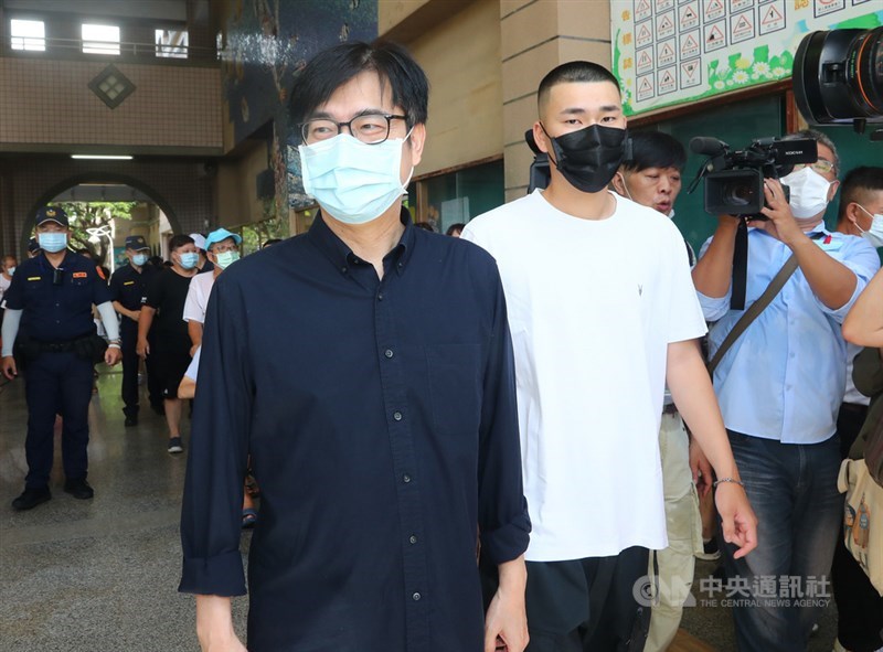 高雄市長韓國瑜遭罷免,市長面臨補選。民進黨由行政院副院長陳其邁(前)再戰呼聲高。中央社記者王騰毅攝 109年6月6日