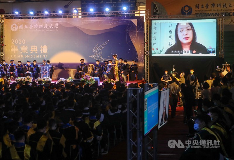 台灣科技大學6日舉行畢業典禮,特別邀請行政院政務委員唐鳳透過視訊回答學生提問,期許勉勵畢業生。中央社記者裴禛攝 109年6月6日
