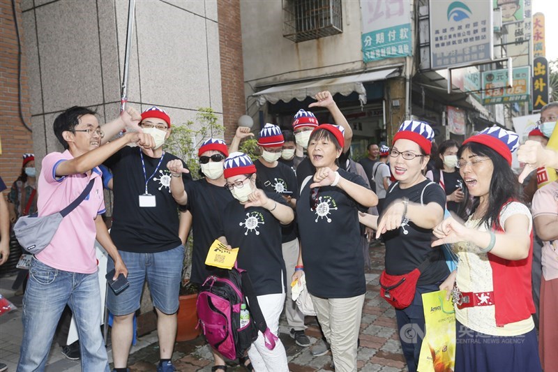 高雄市長韓國瑜罷免案6日下午結果底定,多名國民黨支持者戴著國旗帽聚集在高雄市黨部外,高喊「韓國瑜加油」,為韓國瑜及國民黨打氣。中央社記者董俊志攝 109年6月6日