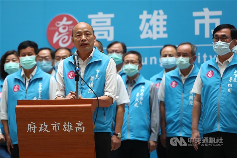 高雄市長韓國瑜(前)6日下午5時20分率首長在四維行政中心中庭致意,發表兩個感謝、三個遺憾與一個祝福,感謝2018年市長選舉有89萬選民投票給他,讓他有機會服務高雄,也感謝有130多萬市民沒有出來投票罷韓。中央社記者王騰毅攝 109年6月6日