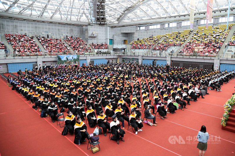 國立台灣大學6日舉行畢業典禮,因應武漢肺炎(2019冠狀病毒疾病,COVID-19)疫情,今年畢業典禮略縮小規模,現場座位也拉開距離。中央社記者張皓安攝 109年6月6日