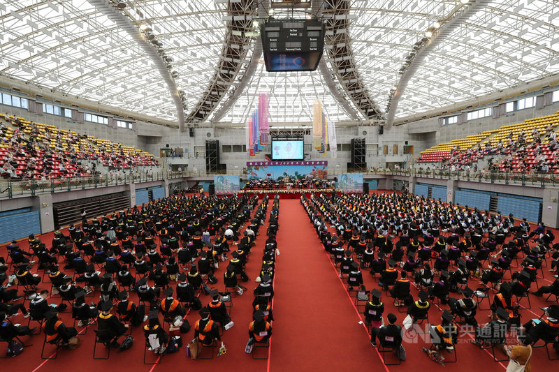 台大6日上午舉行畢業典禮,因應疫情,今年畢業典禮略縮小規模,僅500多名畢業生參與,現場座位安排也拉開距離。中央社記者張皓安攝 109年6月6日