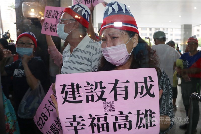 高雄市長韓國瑜確定遭罷免,6日傍晚率市府團隊在四維行政中心發表談話,現場也聚集不少韓國瑜支持者,難以接受罷免成功的結果,傷心落淚。中央社記者王騰毅攝 109年6月6日