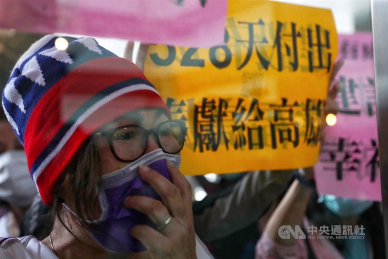 高雄市長韓國瑜罷免案目前雖持續開票中,但同意票已突破90萬票,韓國瑜確定成為台灣首名遭罷免成功的直轄市長;在高雄四維行政中心外,韓國瑜支持者難掩傷心神色,忍不住落淚。中央社記者王騰毅攝 109年6月6日