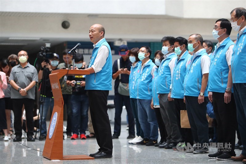 高雄市長韓國瑜(前左)確定遭罷免成功,6日傍晚他出面發表談話,表達兩個感謝、三個遺憾及一個祝福,祝福高雄並期盼新任市長繼續為市政打拚。中央社記者王騰毅攝 109年6月6日