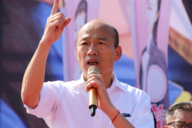 高雄市長韓國瑜(圖)成為24日首位遭罷免成功的直轄市長,近韓人士分析,韓國瑜不按牌理出牌、孤注一擲的性格,為延續政治生命,勢必會去打黨主席這一仗。圖為韓國瑜2019年到南投縣出席競總成立大會。(中央社檔案照片)